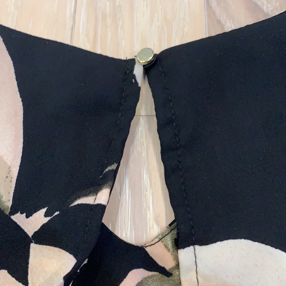 Dynamite V-neck tank with lace back - Size small - Picture 7 of 8